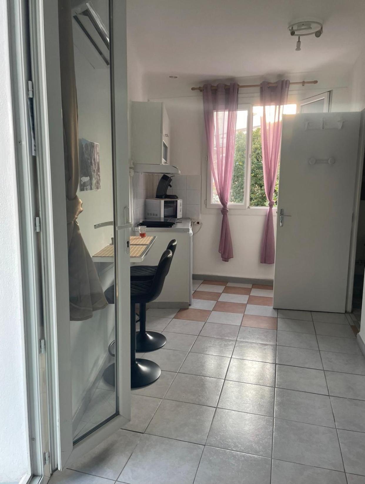 Stud Terras Ville Corniche 2 Pers Stat Gratuit Rue Modif Suivt Possib Et Accord Exclusif Marsilia Exterior foto